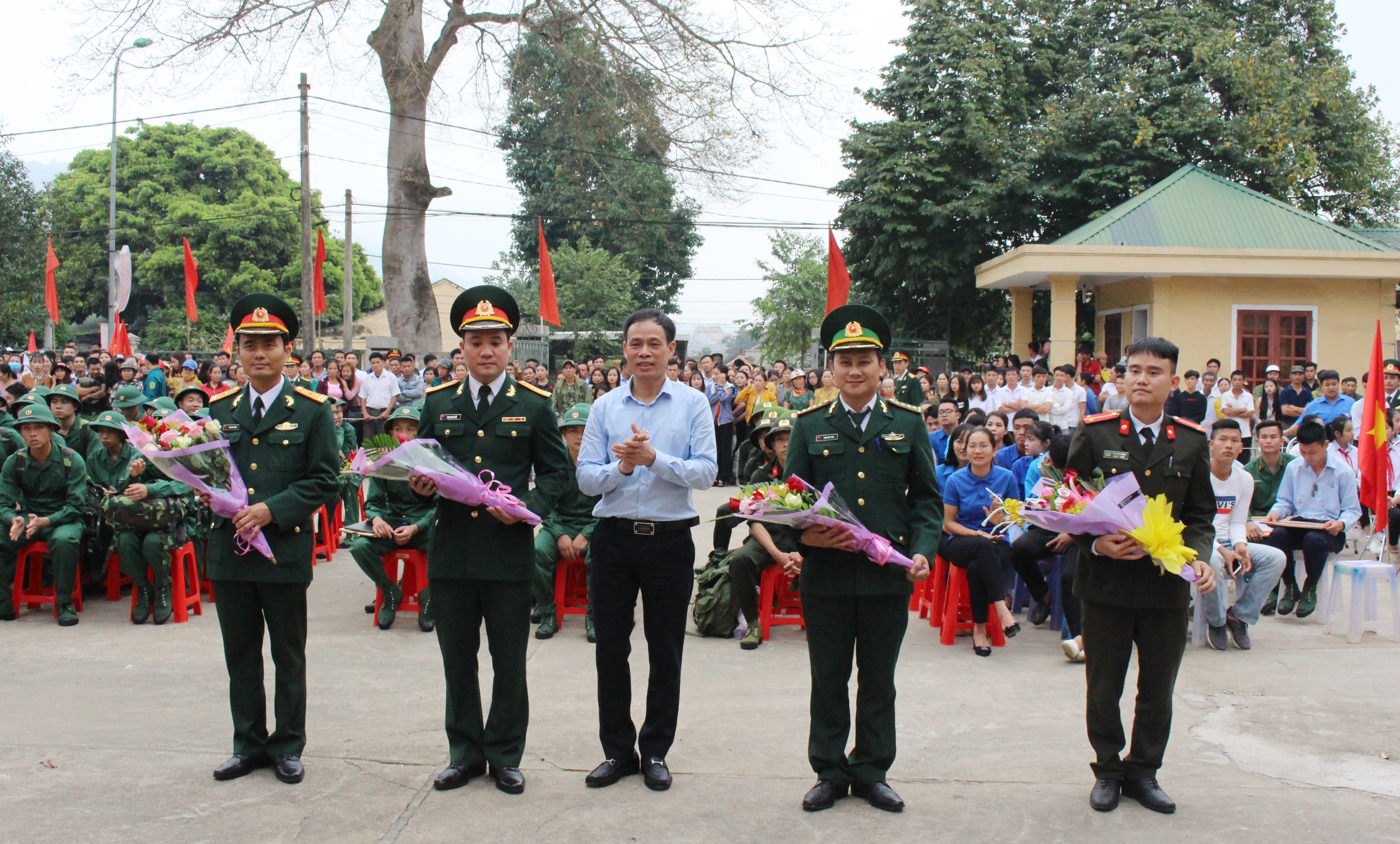 Đồng chí Nguyễn Đình Hòa - Ủy viên BCH Đảng bộ tỉnh, Bí thư Thị ủy tặng hoa cho các đơn vị nhận quân. Ảnh: Hoàng Thủy