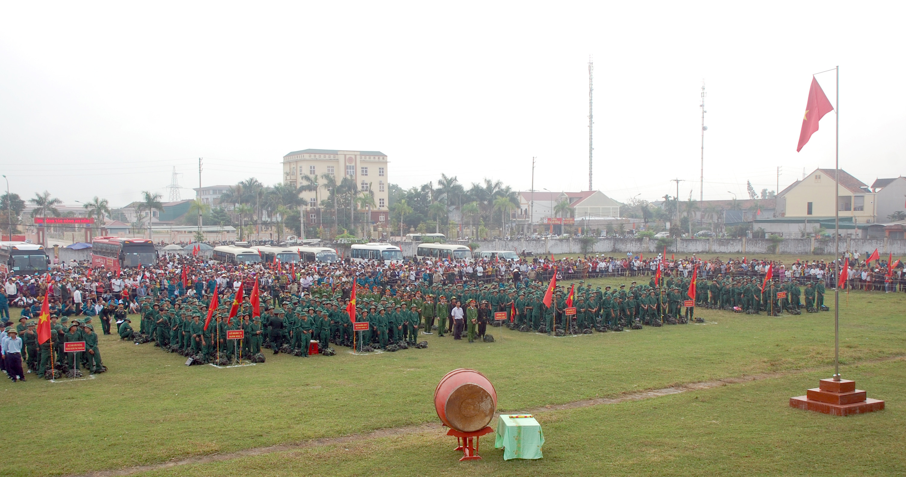Toàn cảnh Lễ giao, nhận quân tại huyện Yên Thành. Ảnh: Phan Hiền