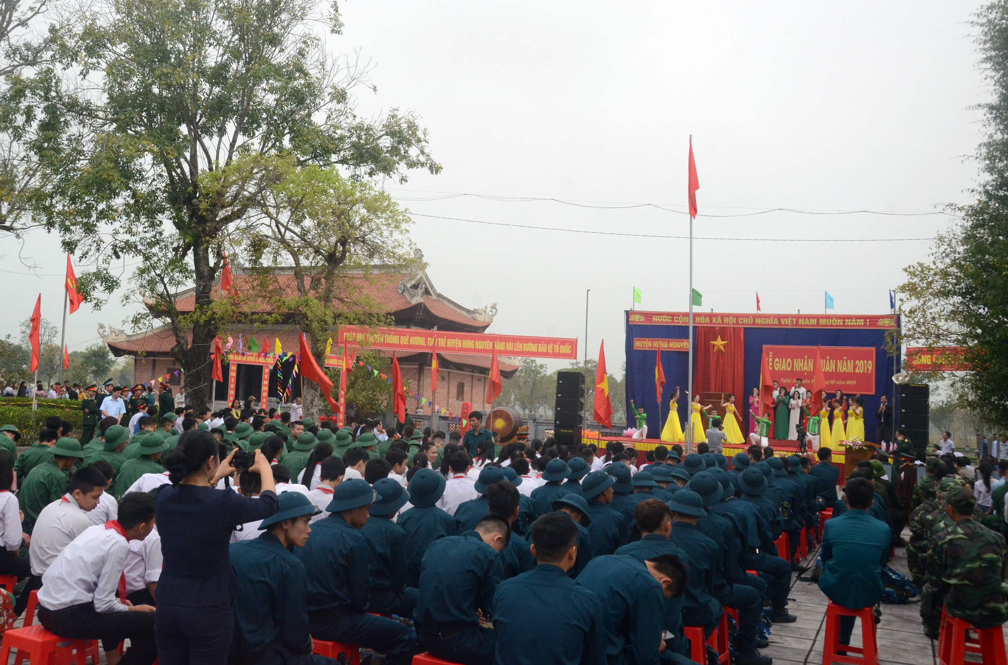 Toàn cảnh buổi lễ giao nhận quân tại huyện Hưng Nguyên. Ảnh: Thành Chung