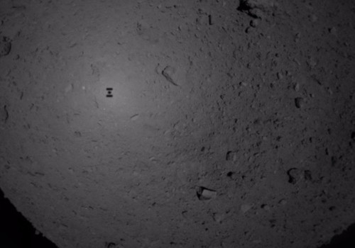 Bóng của tàu Hayabusa 2 trong quá trình chạm xuống bề mặt tiểu hành tinh Ryugu. Ảnh: JAXA.