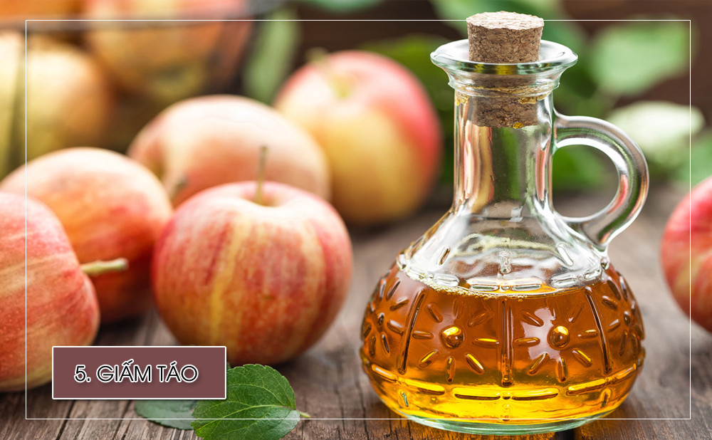 Nhờ có tính a xít, giấm táo giúp phục hồi sự cân bằng độ pH trong cơ thể. Nó khử độc cho cơ thể, và điều này gián tiếp giúp tăng hấp thu iodine và giảm sưng tuyến giáp... Pha mật ong và giấm táo với nước rồi uống;  nên uống khi bụng đói để trị bệnhhiệu quả hơn.