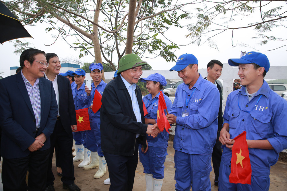 Thủ tướng Nguyễn Xuân Phúc thăm hỏi công nhân làm việc tại trang trại bò số 3. Ảnh: Lâm Tùng