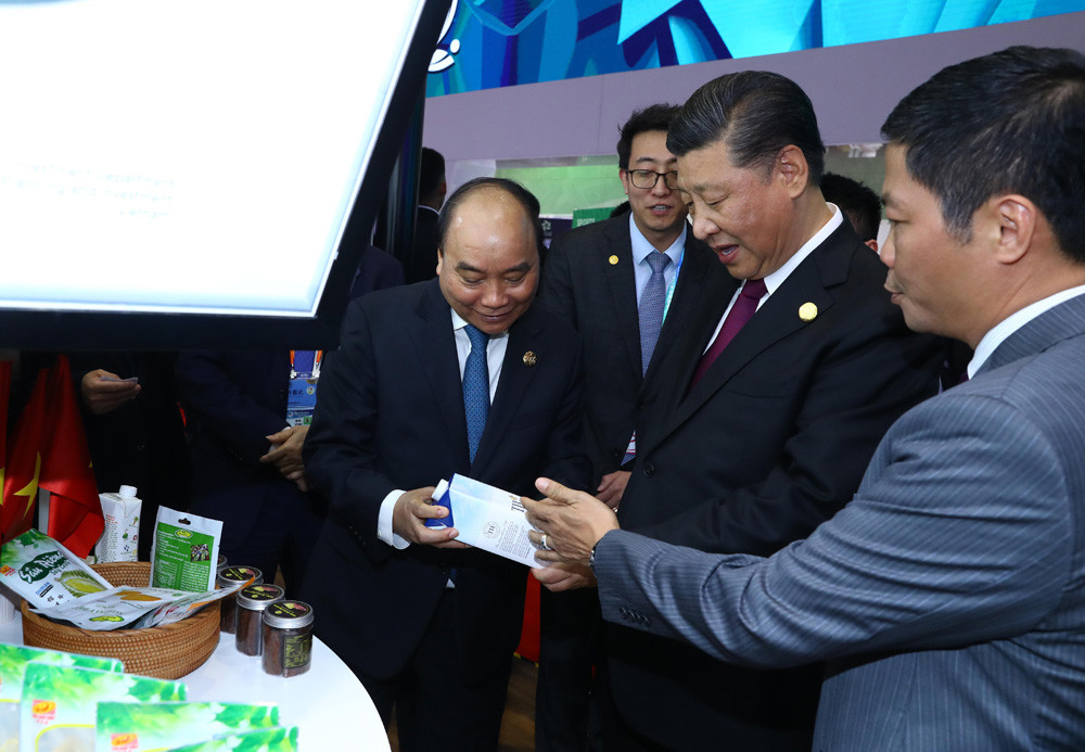 Chủ tịch Trung Quốc Tập Cận Bình nghe giới thiệu về sản phẩm sữa tươi TH true MILK tại khu vực gian hàng quốc gia Việt Nam.