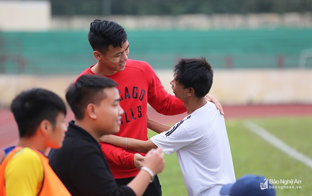 Quế Ngọc Hải chia tay các đồng đội và BHL trước khi lên đường đến với Viettel. Ảnh: Trung Kiên