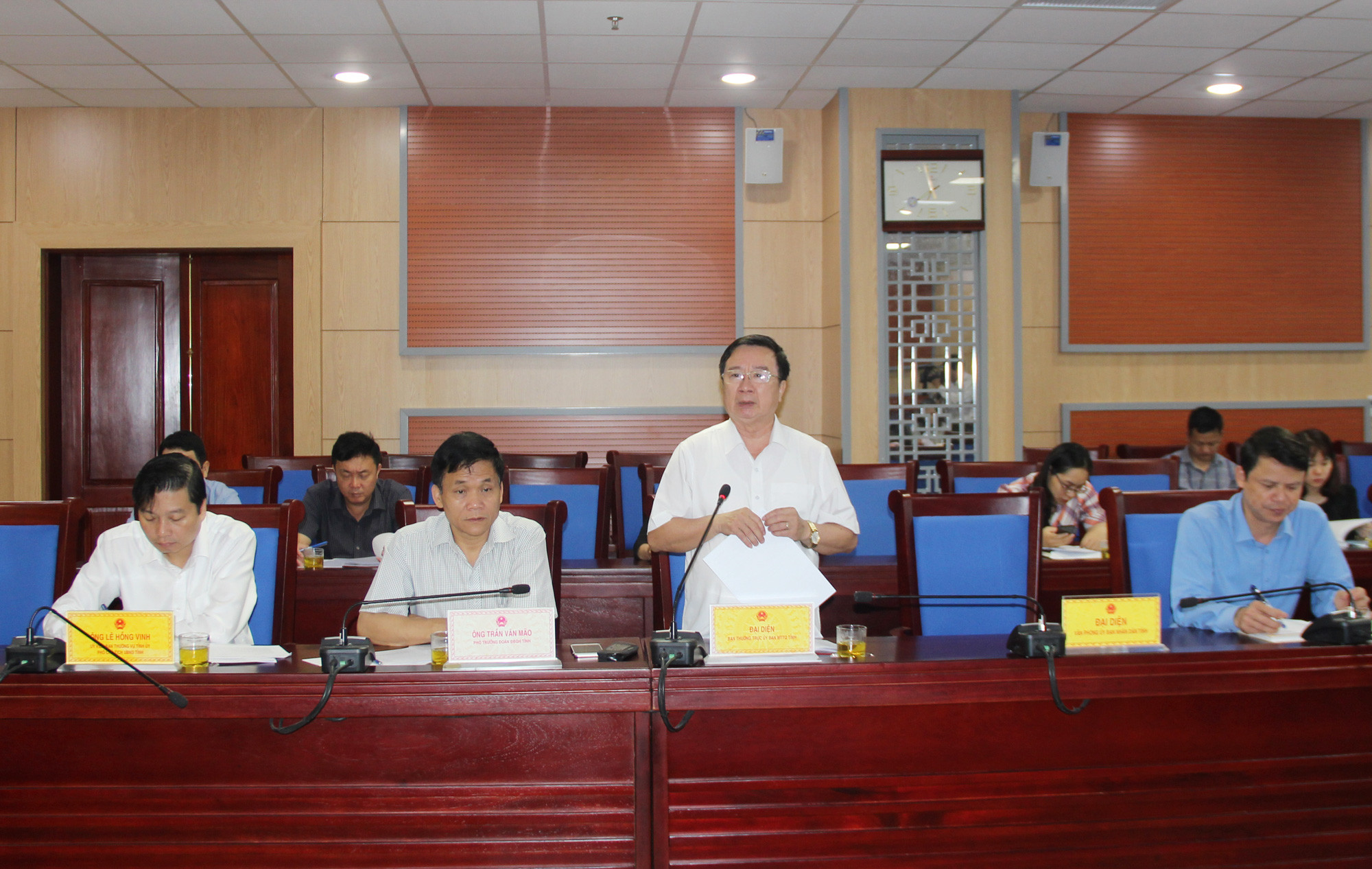 Phó Chủ tịch Ủy ban MTTQ tỉnh Nguyễn Ngọc Nguyên kiến nghị Thường trực HĐND tỉnh cần có thái độ nghiêm khắc đối với các đơn vị chậm giải quyết và trả lời kiến nghị của cử tri. Ảnh: Mai Hoa