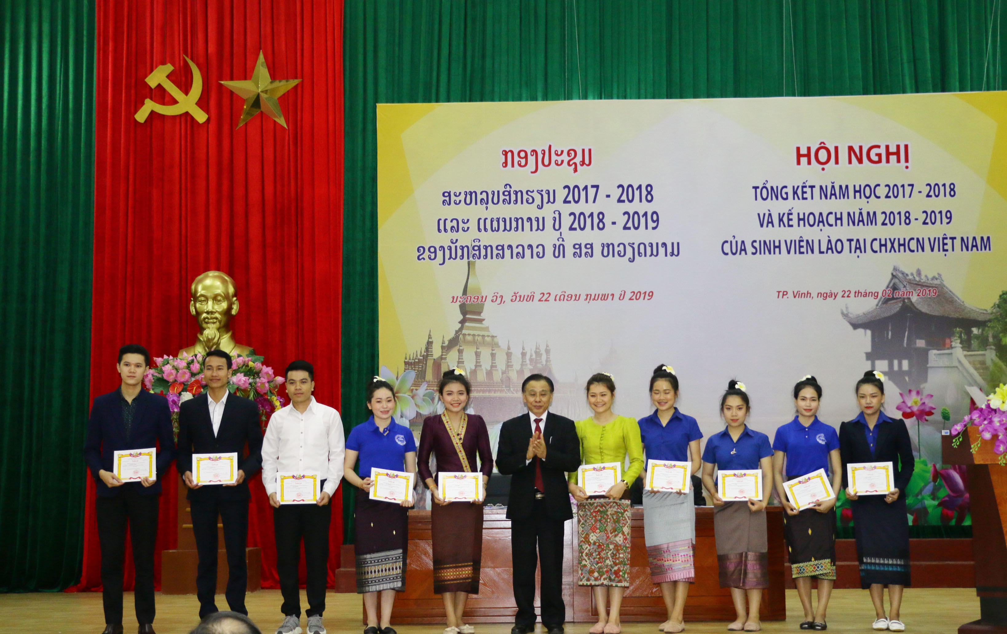 Đại diện Đại sứ quán Lào khen thưởng cho các sinh viên xuất sắc. Ảnh: Mỹ Hà