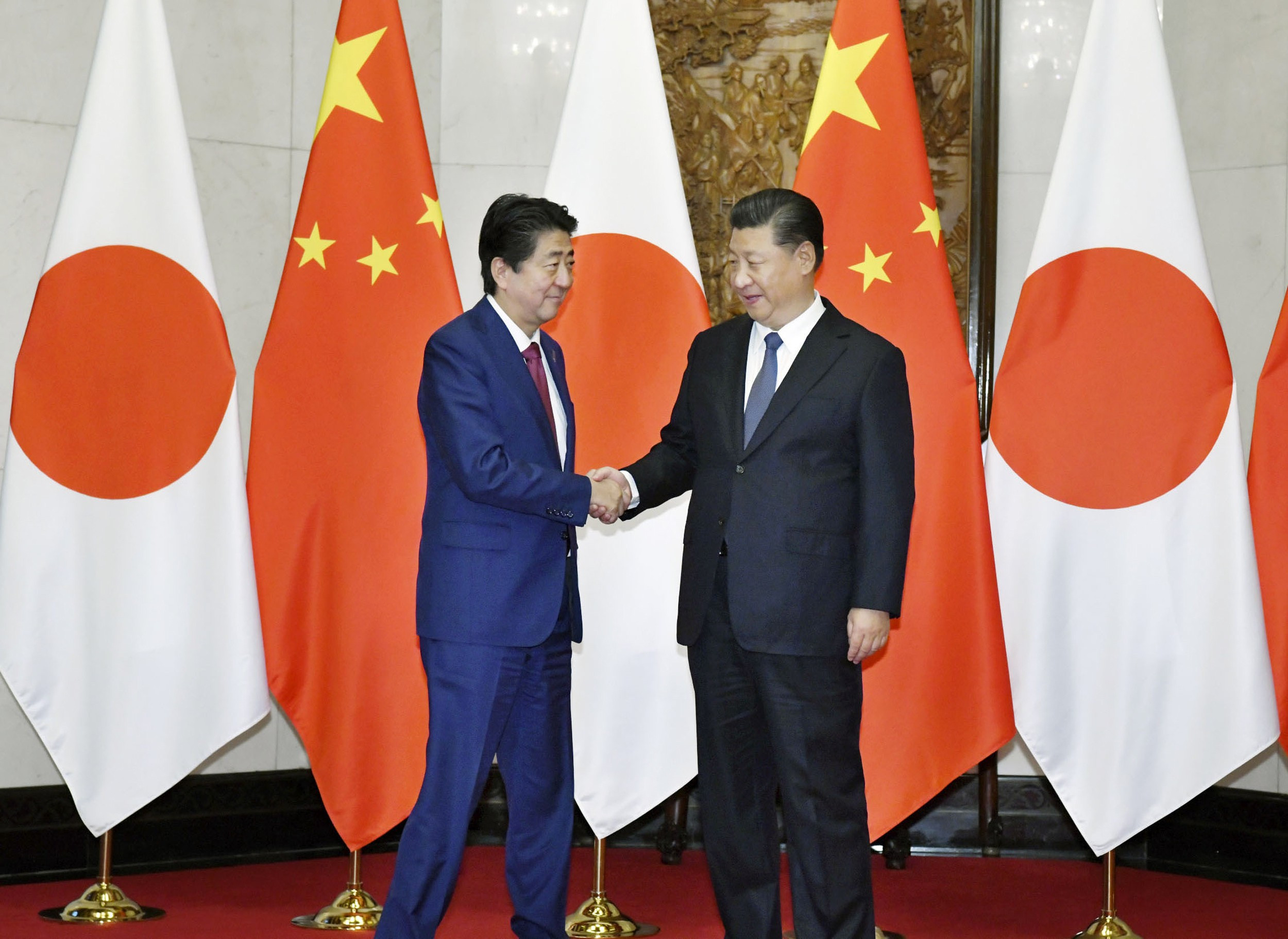 Thủ tướng Nhật Bản Shinzo Abe và Chủ tịch Trung Quốc Tập Cận Bình. Ảnh: Getty