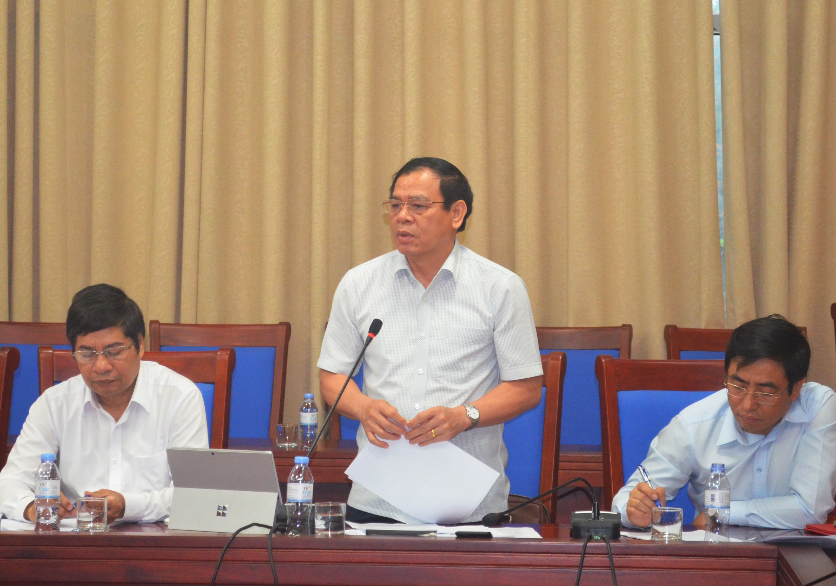 Giám đốc Sở Công thương, ông Hoàng Văn Tám đề nghị chủ đầu tư phải thật sự đồng hành với tỉnh Nghệ An giải quyết các tồn tại, vướng mắc trong bồi thường, hỗ trợ và tái định cư dự án thủy điên Bản Vẽ.