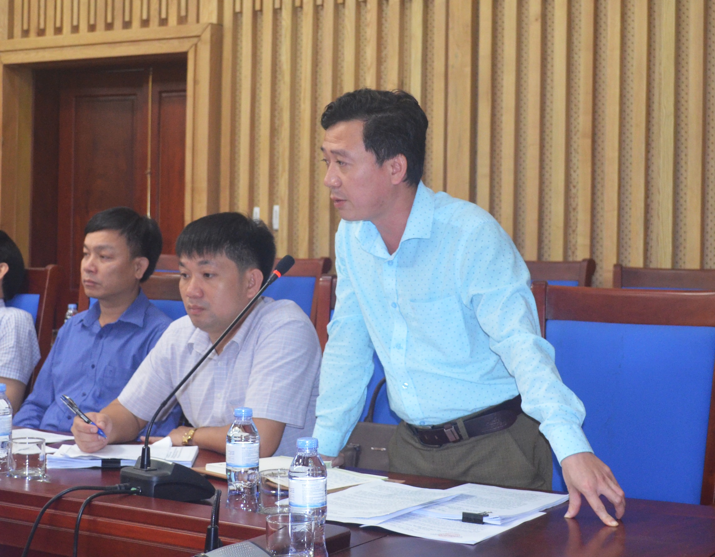 Đại diện UBND huyện Tương Dương băn khoăn về việc vấn đề bồi thường đất đai trên cốt ngập chưa có hướng giải quyết dẫn đến người dân tái định cư bị ảnh hưởng quyền lợi. Ảnh: Nhật Lân 