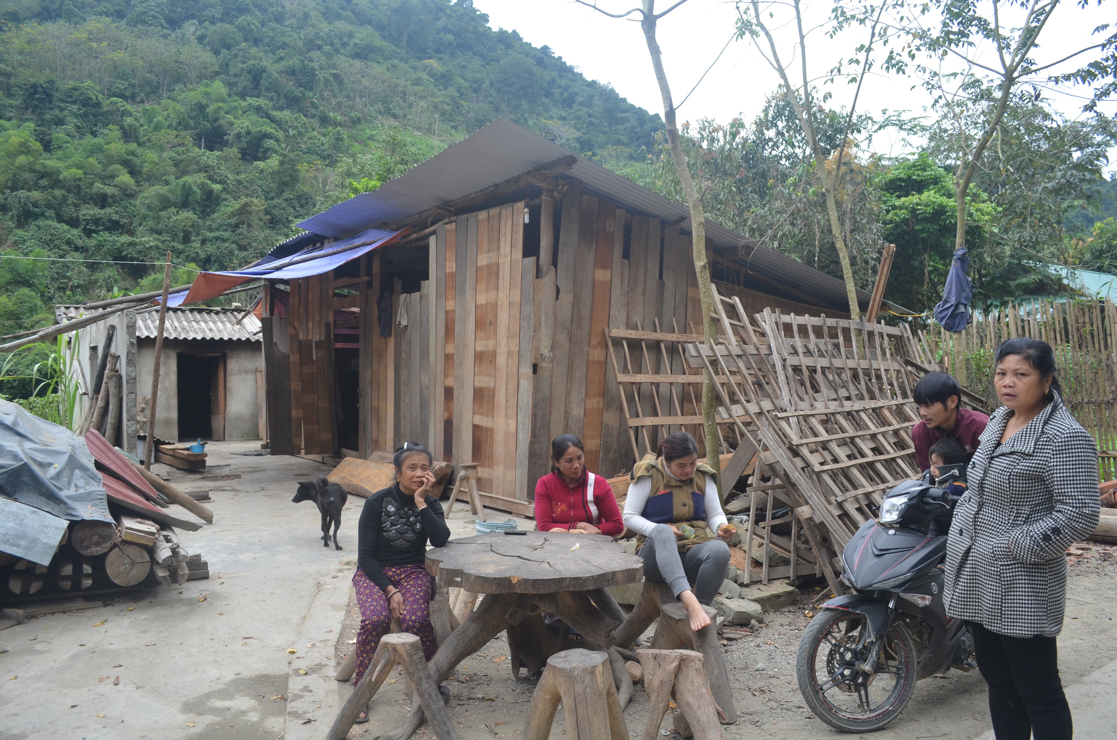 Dịp Tết Nguyên đán 2019, ở huyện Tương Dương vẫn còn nhiều hộ dân phải sống trong những căn nhà tạm bợ do việc thủy điện xả lũ năm 2018. Ảnh: Nhật Lân