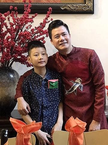 Quang Dũng và con trai Bảo Nam trong dịp Tết Kỷ Hợi vừa qua. Nam ca sĩ vẫn giữ được vẻ phong độ và điển trai dù đã 44 tuổi.