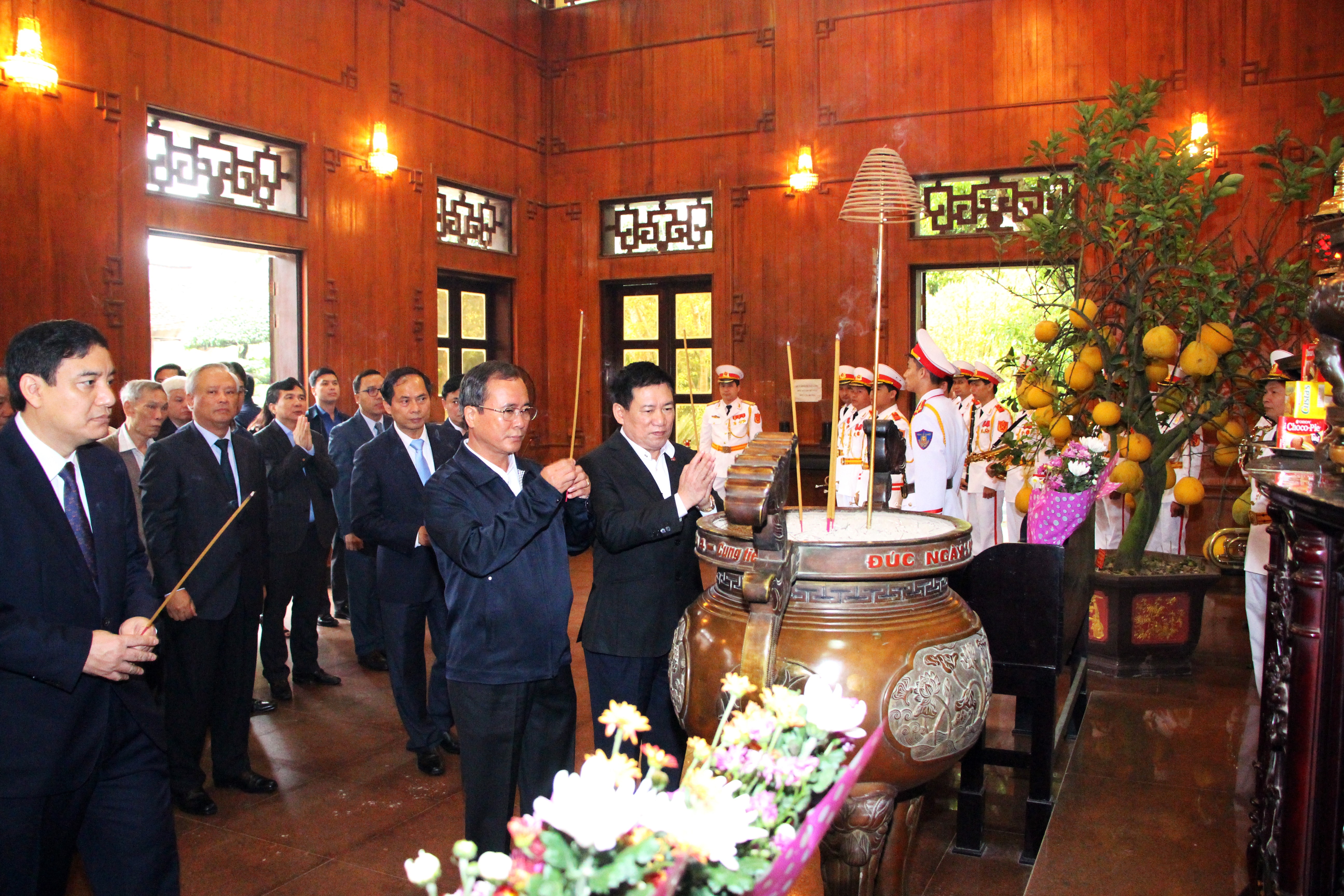 Các đại biểu dâng hương tưởng niệm Chủ tịch Hồ Chí Minh. Ảnh: Đào Tuấn 