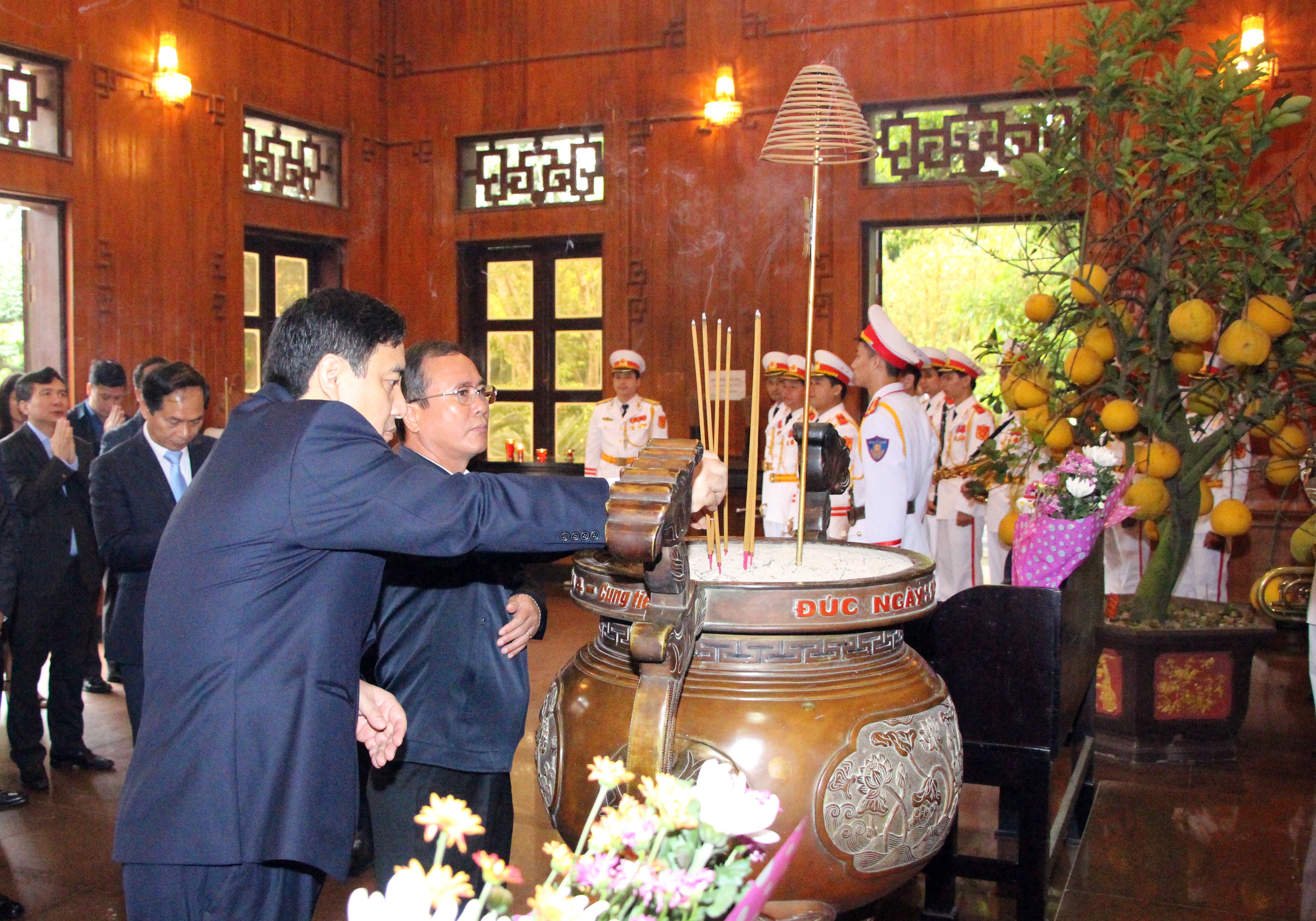 Các đồng chí trong đoàn dâng hương tưởng niệm Chủ tịch Hồ Chí Minh. Ảnh: Đào Tuấn