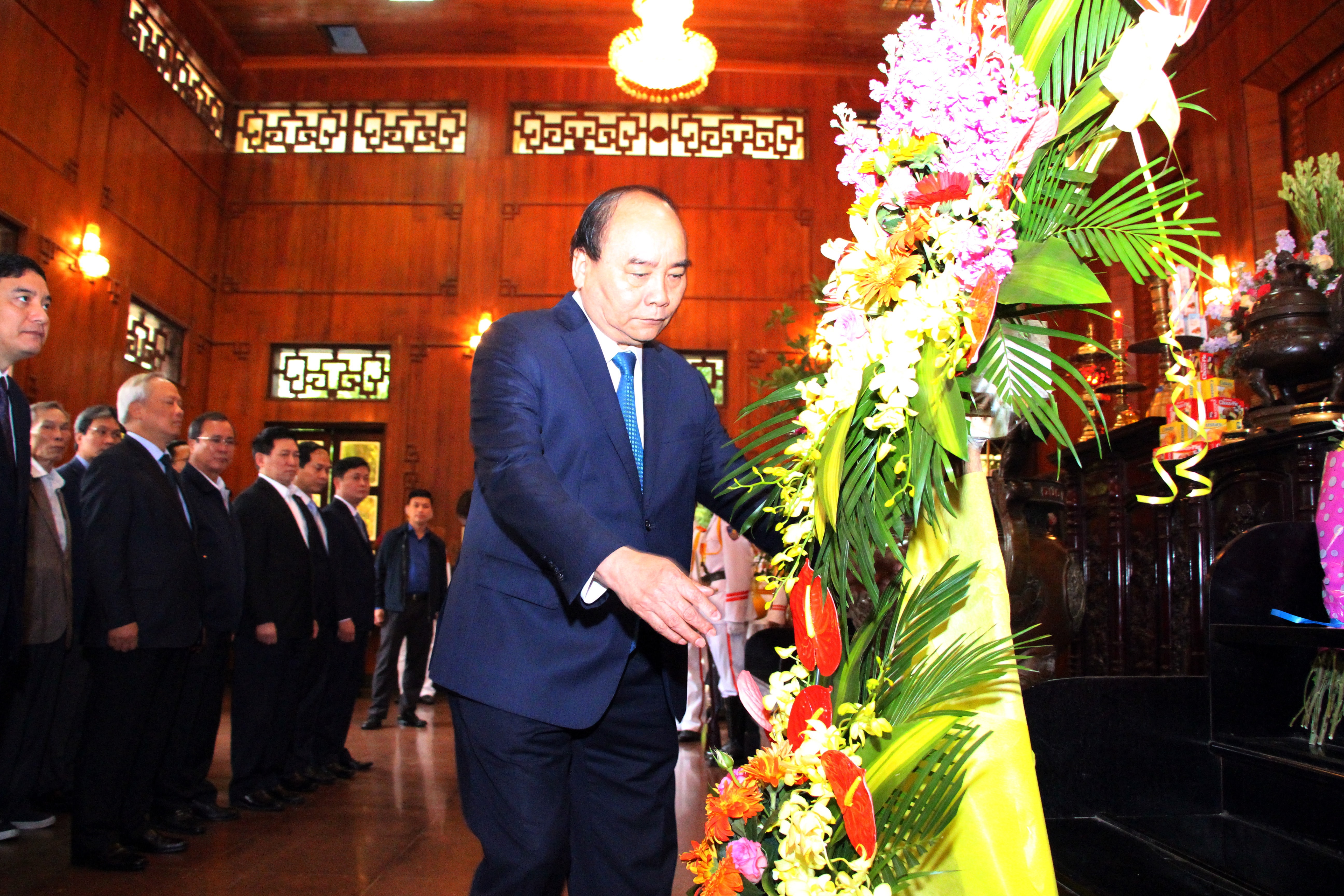 Thủ tướng Nguyễn Xuân Phúc dâng lên anh linh Bác Hồ lắng hoa tươi thắm21. Ảnh Đào Tuấn