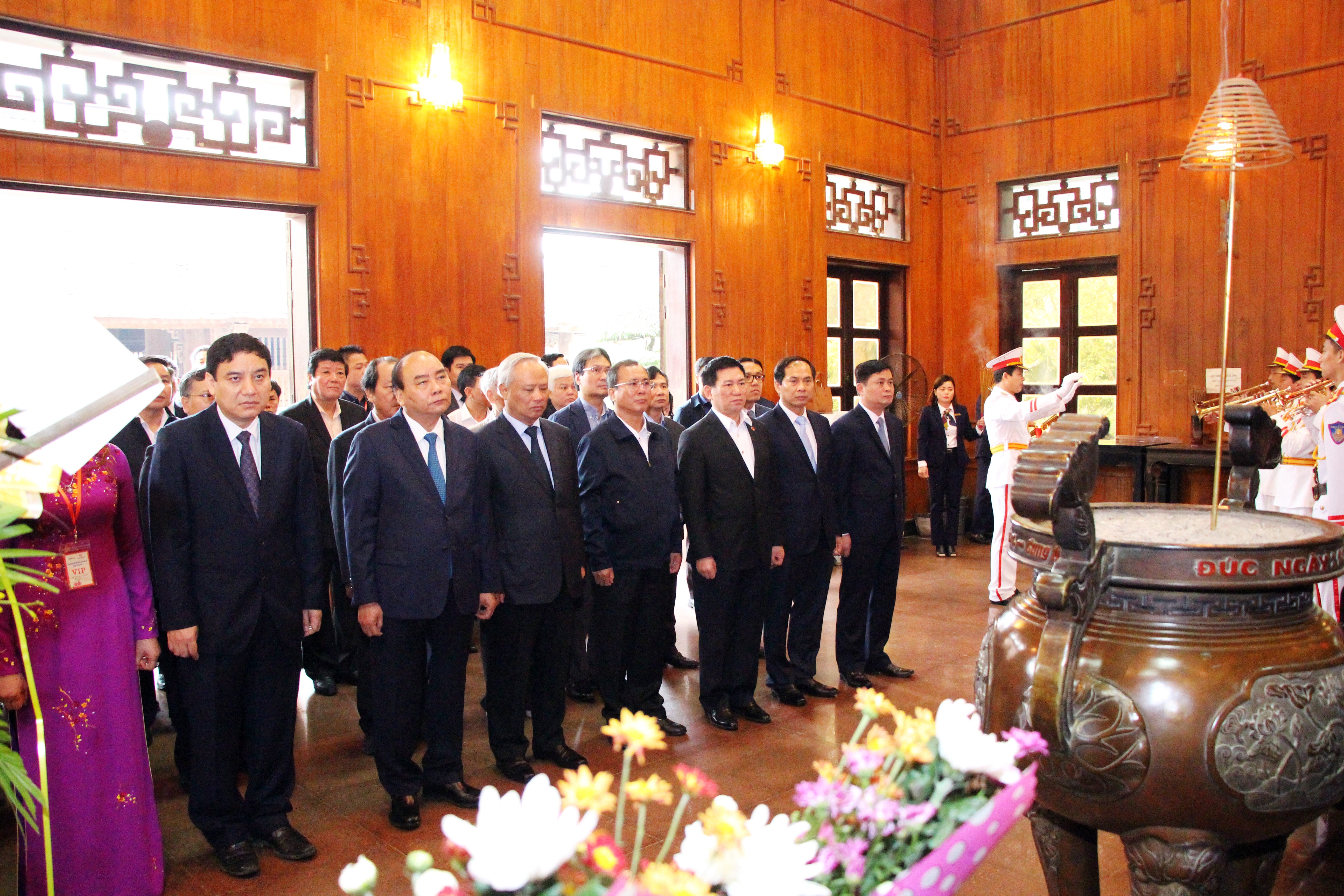 Thủ tướng Nguyễn Xuân Phúc và các đồng chí trong đoàn tưởng niệm Chủ tịch Hồ Chí Minh. Ảnh Đào Tuấn