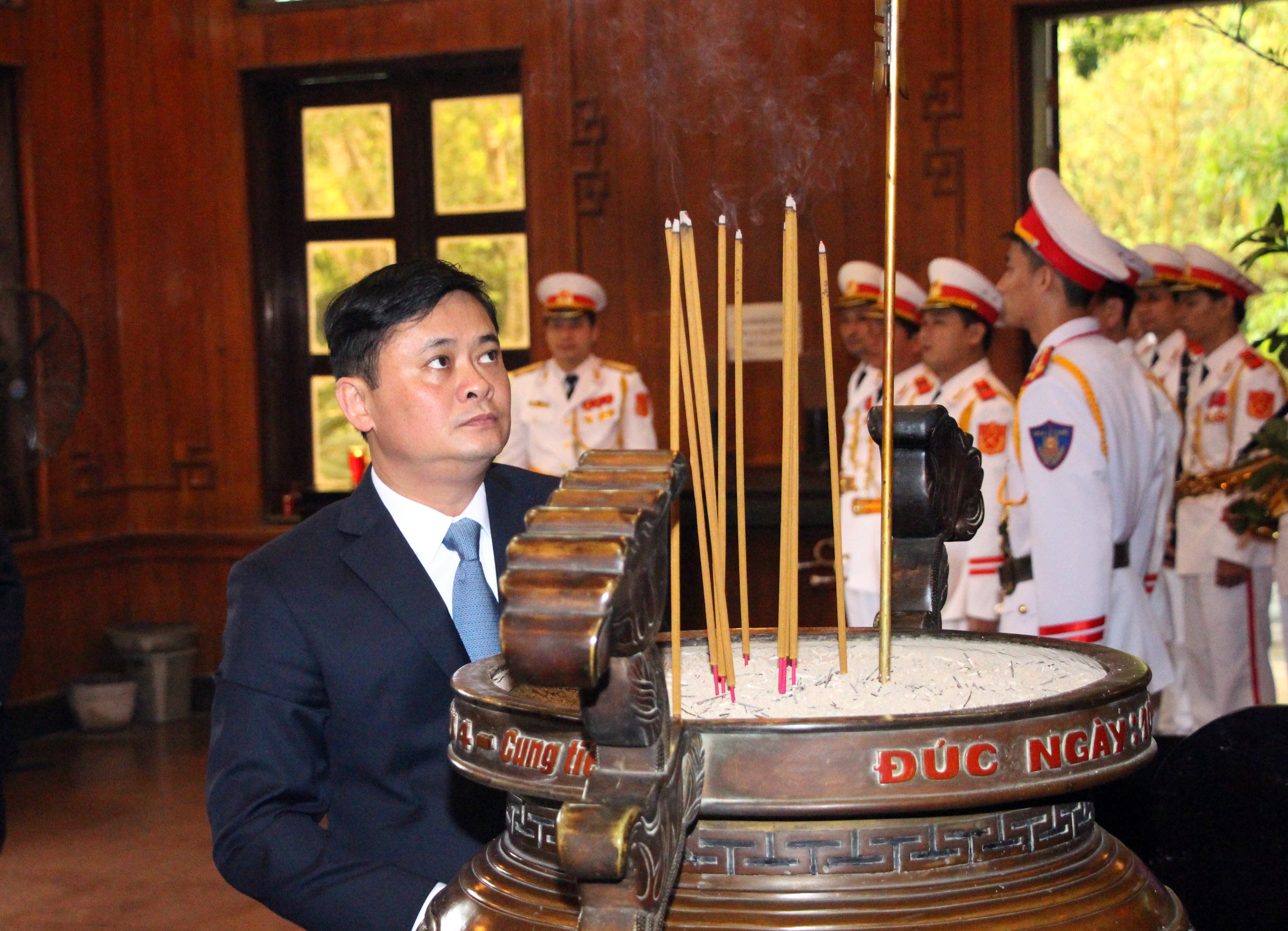 Chủ tịch UBND tỉnh Nghệ An Thái Thanh Quý dâng hương tưởng niệm. Ảnh Đào Tuấn