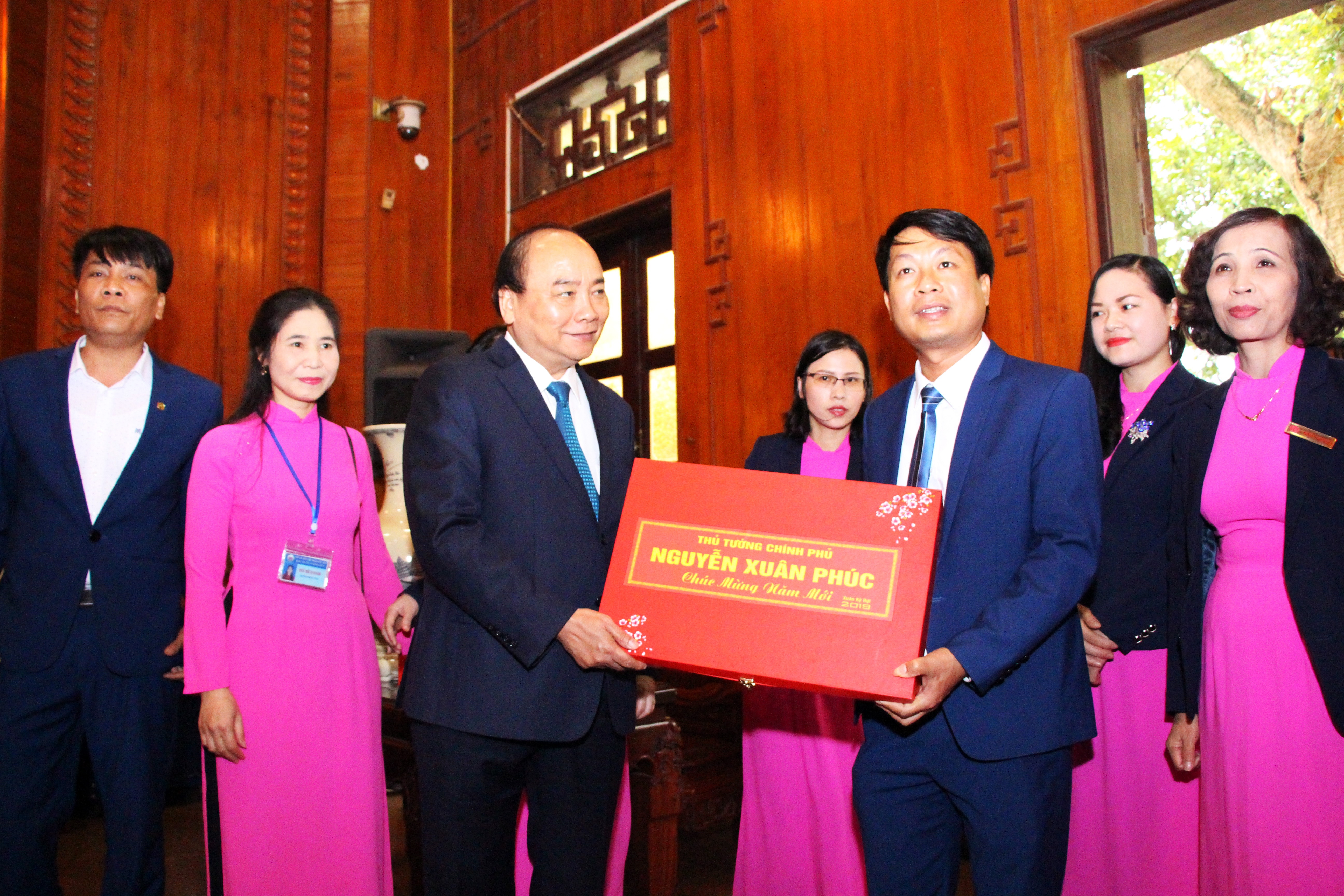 hủ tướng Chính phủ Nguyễn Xuân Phúc trao quà cho BQL Khu di tích Quốc gia đặc biệt Kim Liên. Ảnh: Đào Tuấn