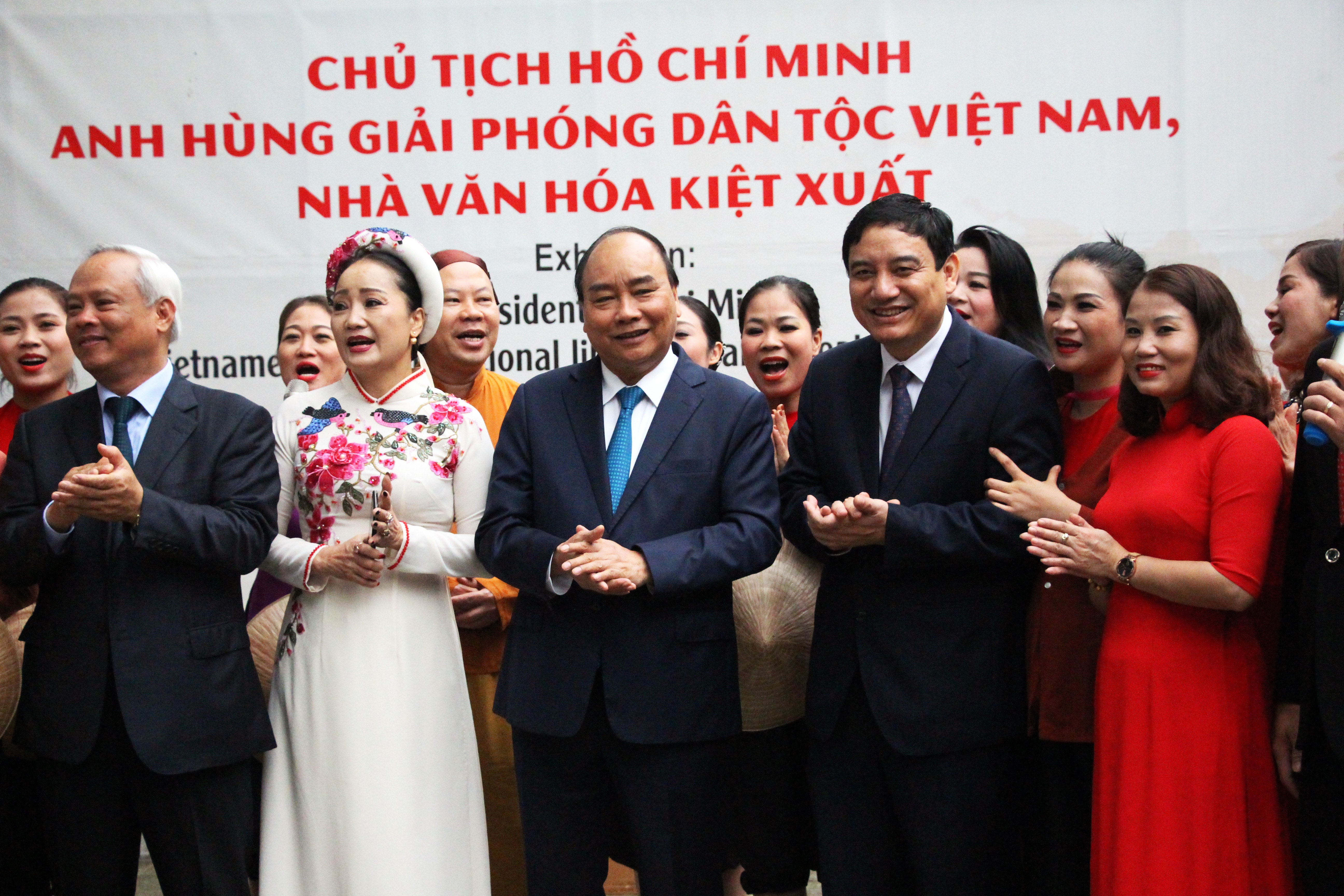 Thủ tướng Chính phủ Nguyễn Xuân Phúc cùng các đồng chí trong đoàn giao lưu, chụp ảnh lưu niêm với cán bộ, diễn viên Trung tâm Bảo tồn và phát huy Di sản dân cá xứ Nghệ. Ảnh Đào Tuấn