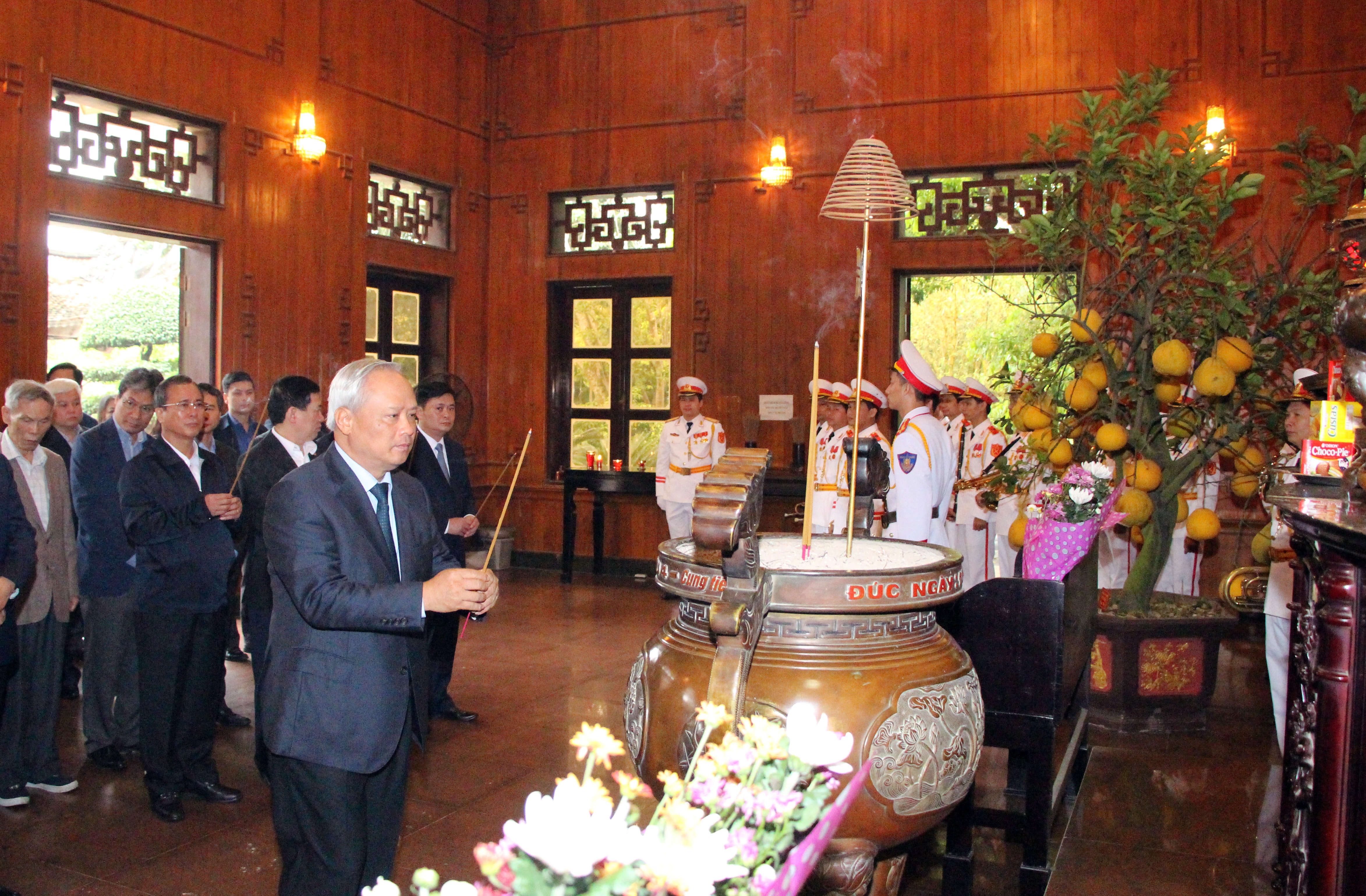 Phó Chủ tịch Quốc hội Uông Chu Lưu dâng hương tưởng niệm Chủ tịch Hồ Chí Minh. Ảnh: Đào Tuấn