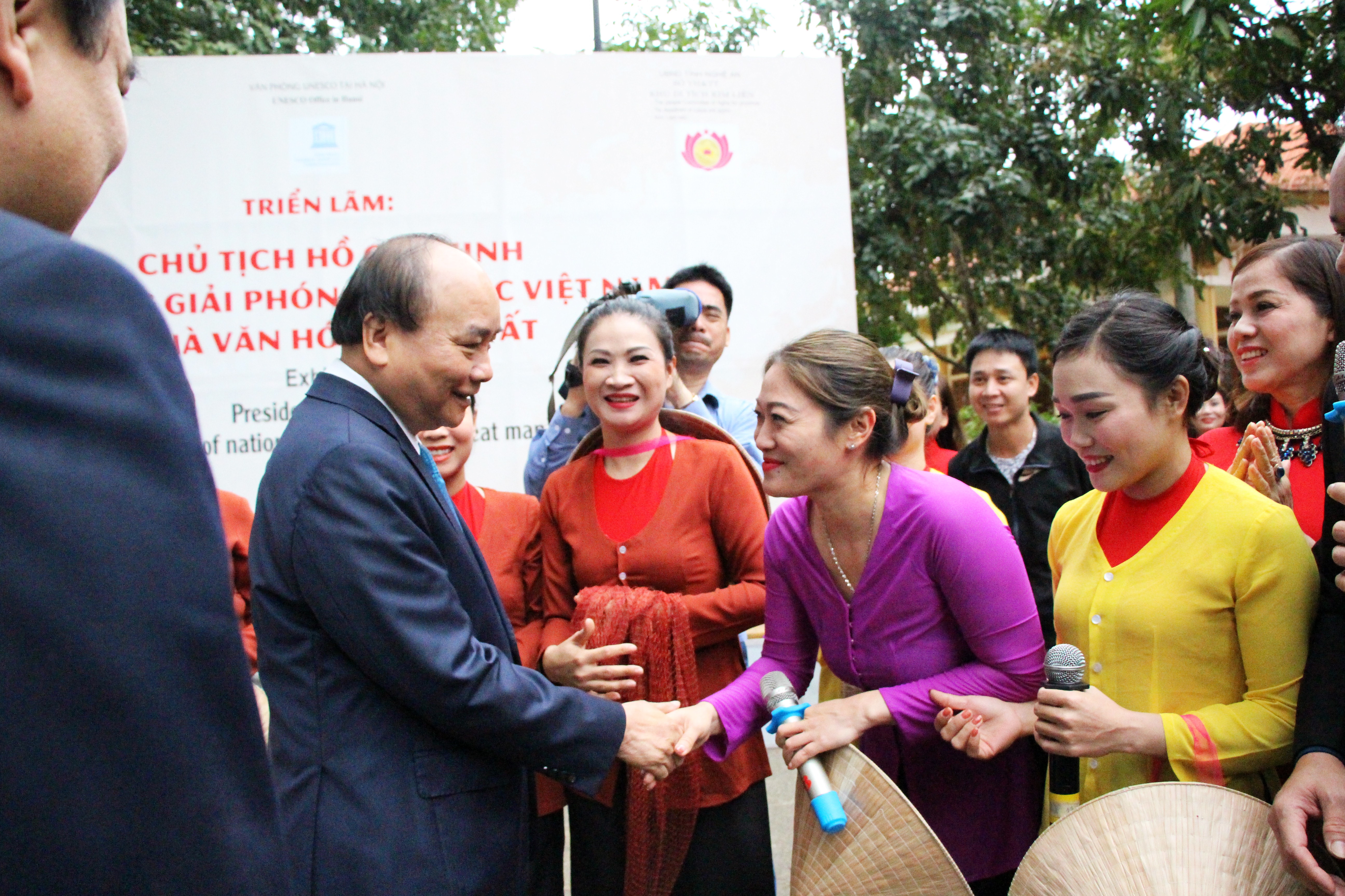 Thủ tướng Chính phủ Nguyễn Xuân Phúc thăm hỏi, động viên cán bộ, diễn viên Trung tâm Bảo tồn và phát huy Di sản dân cá xứ Nghệ. Ảnh Đào Tuấn