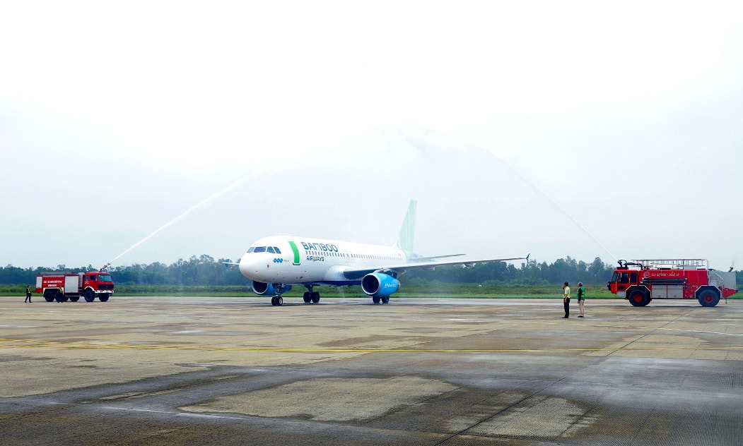 Nghi lễ phun vòi rồng trang trọng chào đón chuyến bay  Hà Nội - Vinh của Bamboo Airways