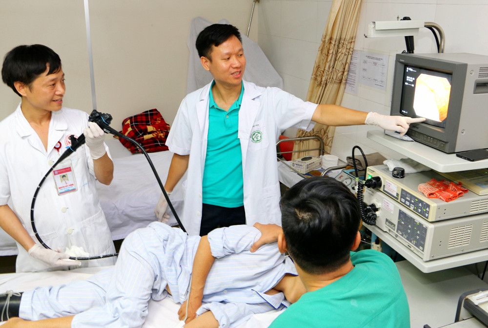 bna_Chuyên gia tiêu hóa của Bệnh viện Bạch Mai chuyển giao kỹ thuật cắt polyp đại tràng cải tiến tại Bệnh viện Đa khoa Cửa Đông. Ảnh Lâm Tùng