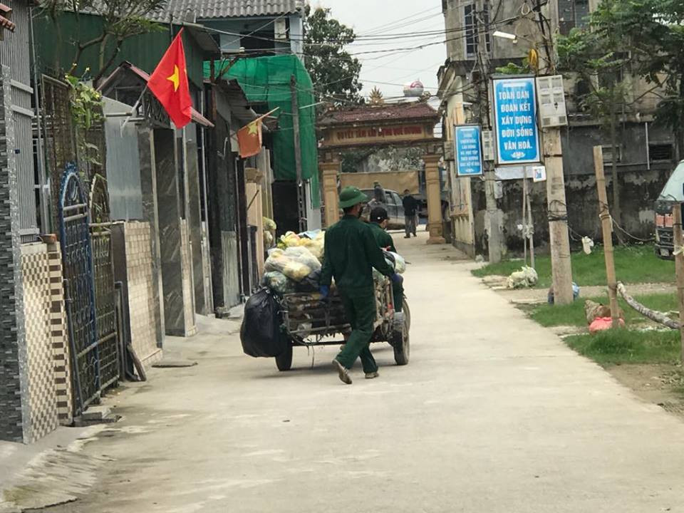 Nhân viên vệ sinh thu gom rác thải tại khối Châu Hưng, Phường Vinh Tân ( TP Vinh). Ảnh: G.H