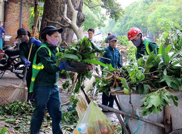 Công nhân vệ sinh TP.Vinh xử lý lượng rác thải lớn mỗi ngày. Ảnh: Quang An