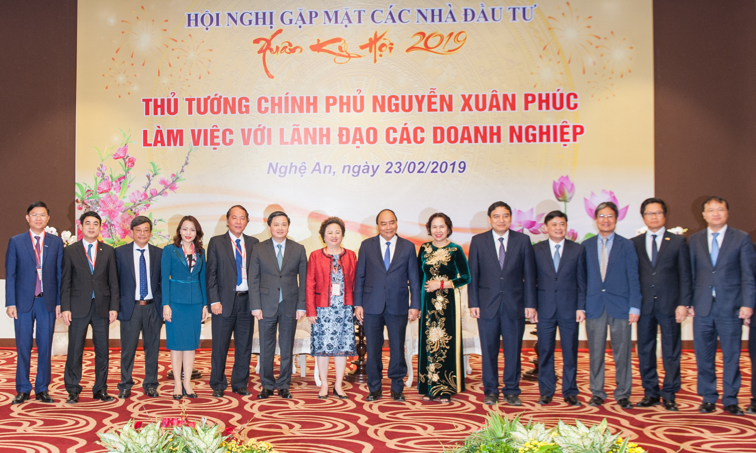Thủ tướng Nguyễn Xuân Phúc và các đồng chí lãnh đạo tỉnh chụp ảnh lưu niệm với các nhà đầu tư. Ảnh: Thành Cường