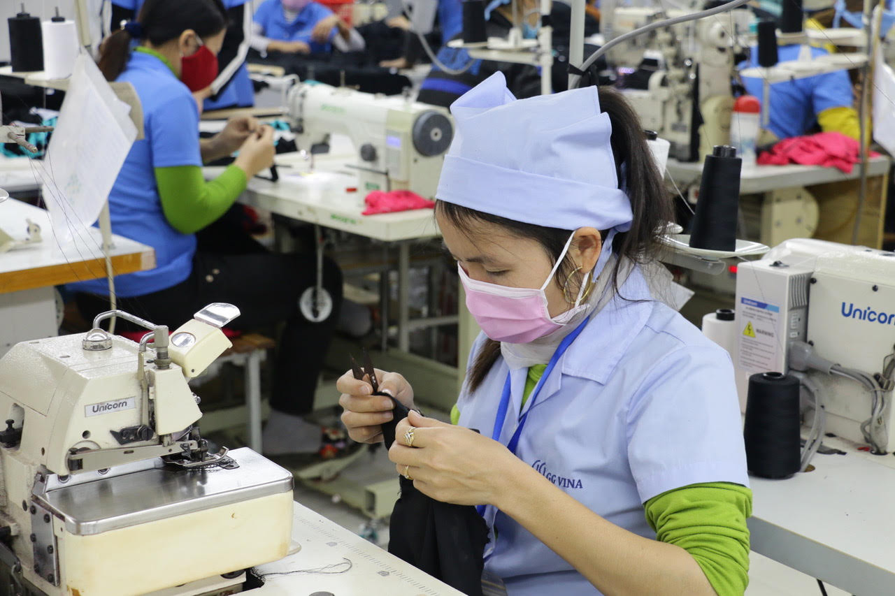 Quan tâm phát triển doanh nghiệp tư nhân là hướng phát triển cần thiết của Nghệ An. trong ảnh: Công nhân dệt may ở Diễn Châu. Ảnh: Thu Huyền 
