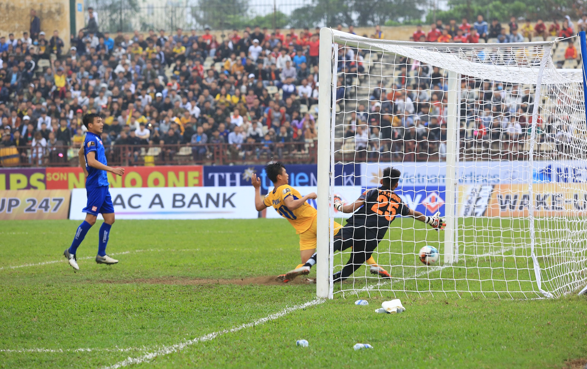 Phan Văn Đức chớp thời cơ nâng tỷ số lên 2-0. Ảnh: Hải Vương