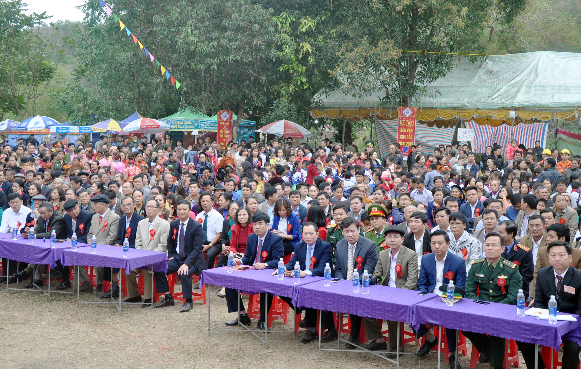 Tham dự lễ khai mạc có lãnh đạo Sở Văn hóa và Thể thao, Ban Dân tộc tỉnh, huyện Tương Dương cùng nhân dân khắp toàn huyện và du khách gần xa.