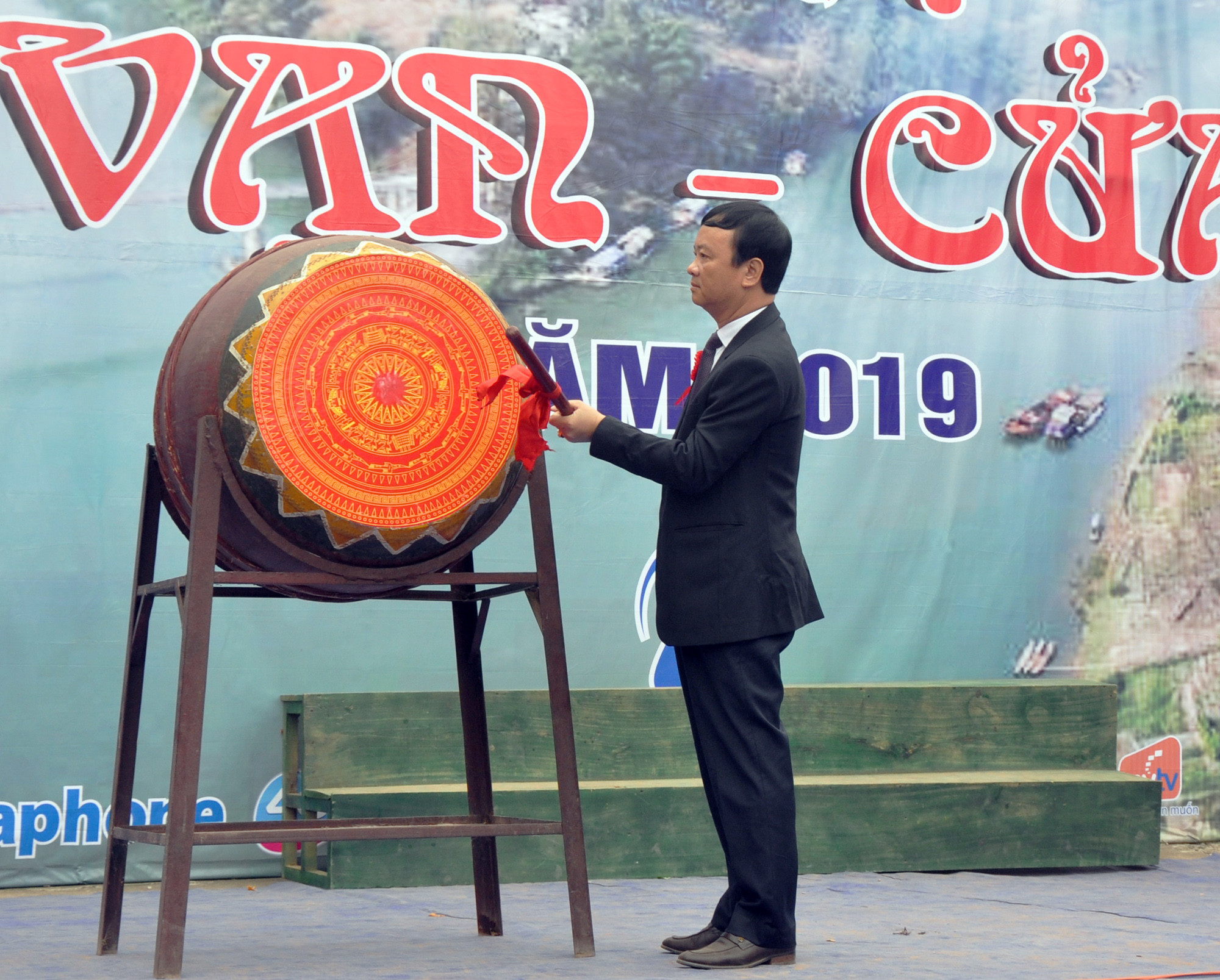 Ông Nguyễn Văn Hải - Bí thư Huyện ủy Tương Dương đánh trống khai mạc lễ hội. 