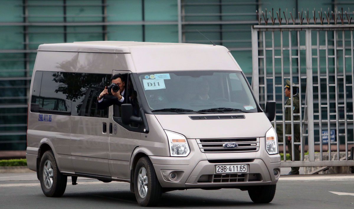 Đoàn xe chở nhân viên an ninh Triều Tiên cùng trang thiết bị, hàng hóa rời nhà ga Vip A, được xe đặc chủng của cảnh sát giao thông dẫn đường