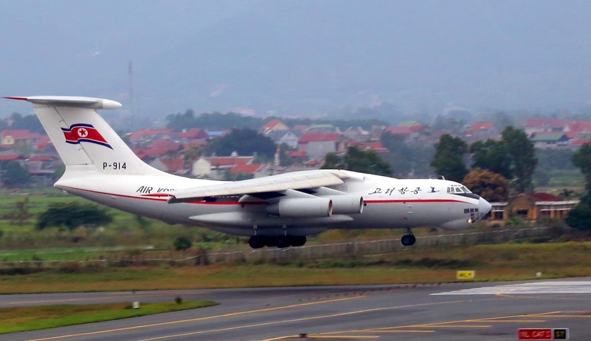 9h20 ngày 24-2, chiếc vận tải cơ mang số hiệu P-914 của hãng hàng không Air Koryo hạ cánh xuống sân bay Nội Bài, Hà Nội.