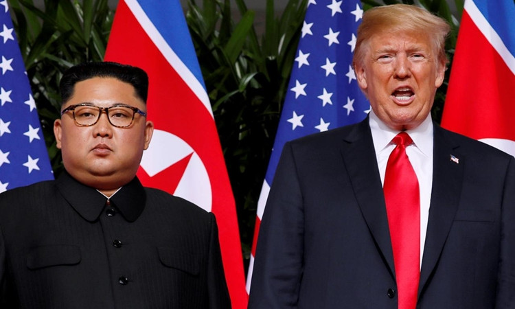 Tổng thống Mỹ Donald Trump và Chủ tịch Triều Tiên Kim Jong-un tại hội nghị thượng đỉnh đầu tiên ở Singapore hồi tháng 6 năm ngoái. Ảnh: Reuters.