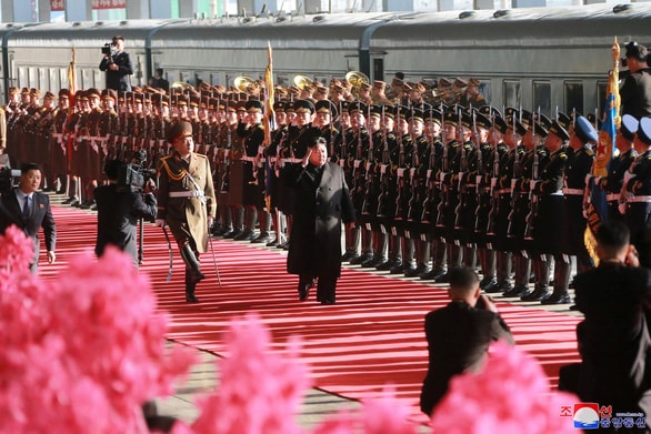 Nhà lãnh đạo Triều Tiên duyệt đội danh dự trước chuyến đi - Ảnh: KCNA