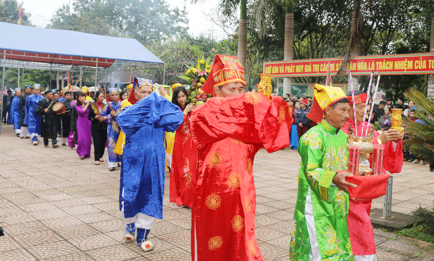 Lễ rước Uy Minh Vương Lý Nhật Quang lên chùa bà Bụt. Ảnh: Hữu Hoàn.