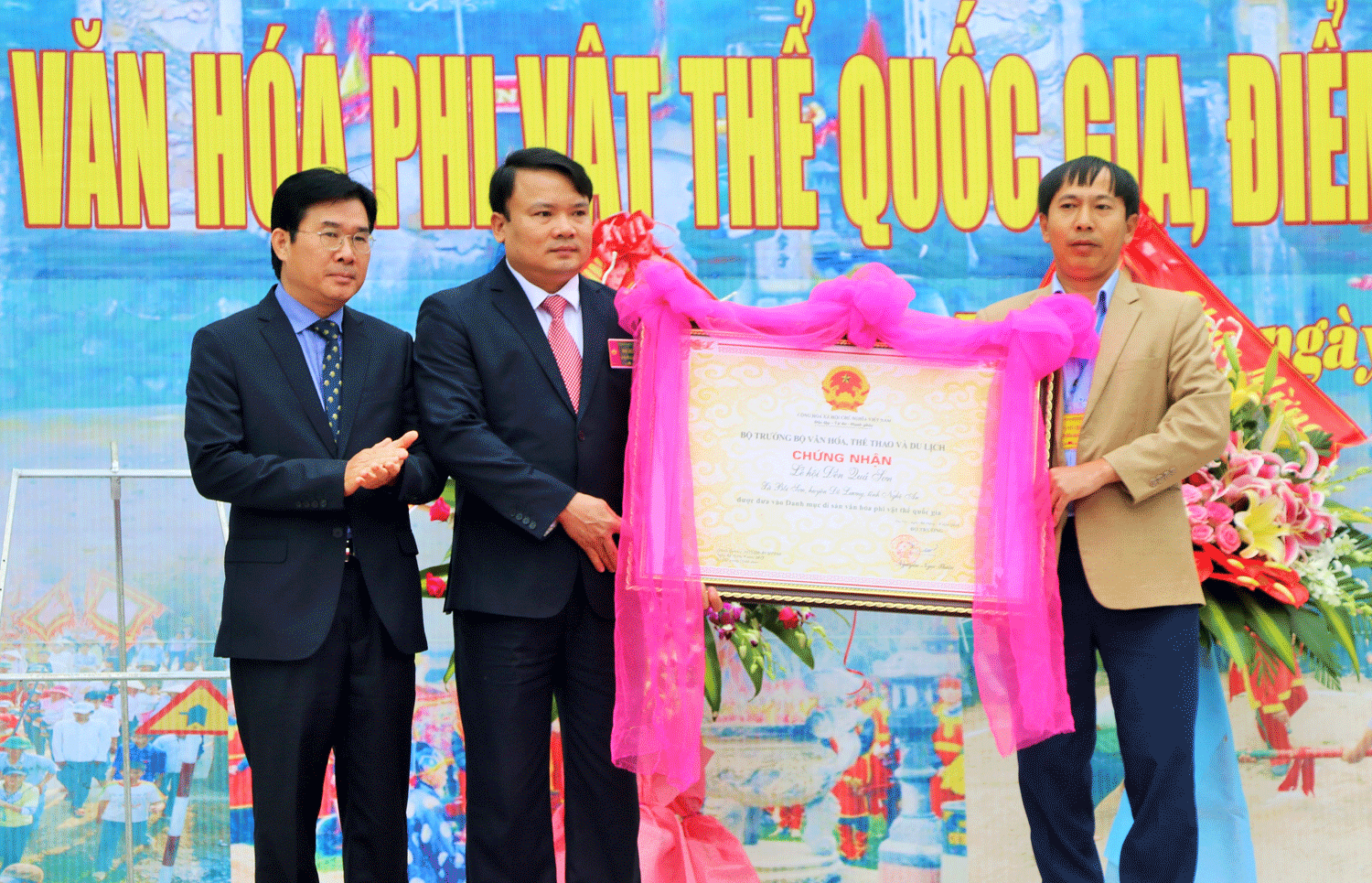 Đồng chí Nông Quốc Thành - Phó cục trưởng cục di sản văn hóa thể thao và du lịch đã lên trao bằng công nhận lễ hội Đền Quả Sơn là di sản văn hóa phi vật thể quốc gia 