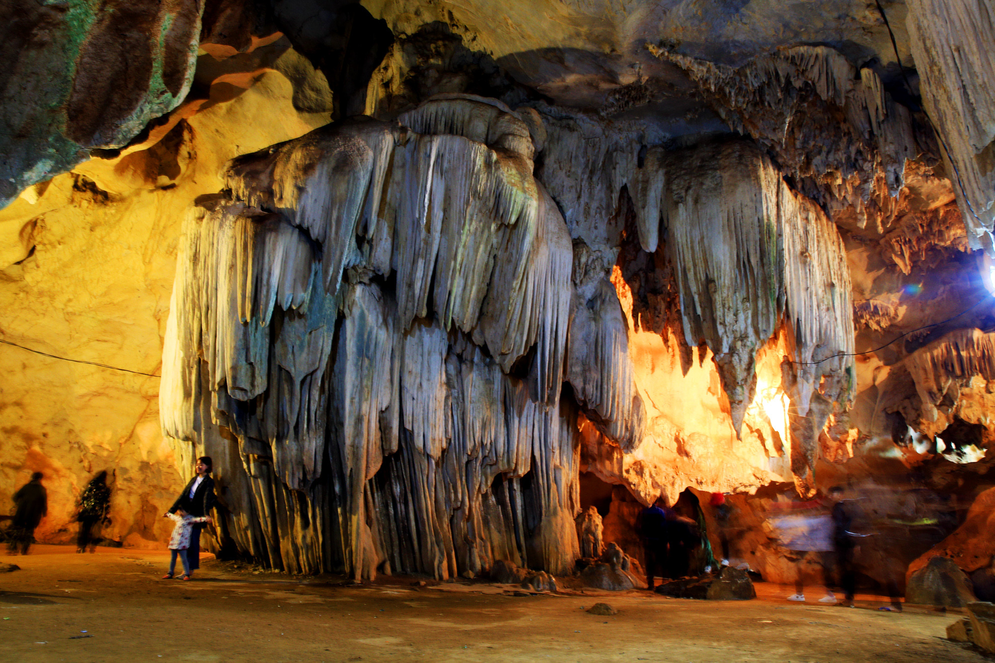 Điểm đặc sắc bậc nhất của lễ hội Hang Bua chính là hang Bua, hang Bua được xem là hang động đẹp bậc nhất ở Nghệ An. Hang Bua gắn với huyền sử dân gian của đồng bào Thái trên địa bàn, trong đó có chuyện về những mối tình của chàng Khủn Tinh - một trong những anh hùng trong sử thi của người Thái. 