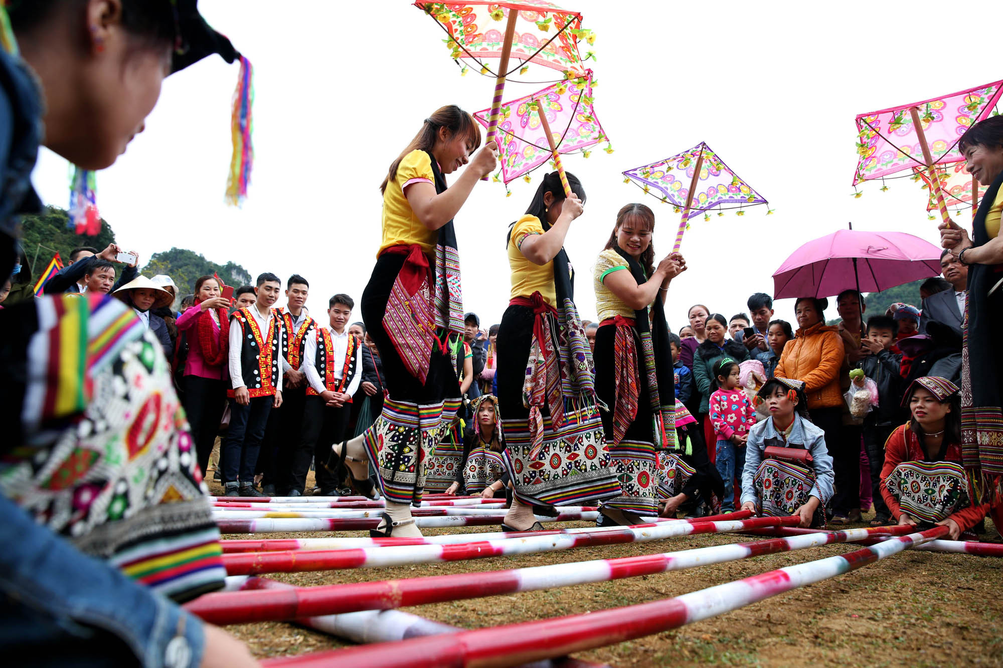 Lễ hội Hang Bua là nơi có nhiều chương trình văn nghệ cộng đồng như nhảy sạp, đánh trống, cồng chiêng, khắc luống... Du khách có thể trực tiếp tham gia, hòa quyện cùng tiếng nhạc trầm bổng rộn vang của đồng bào Thái. 