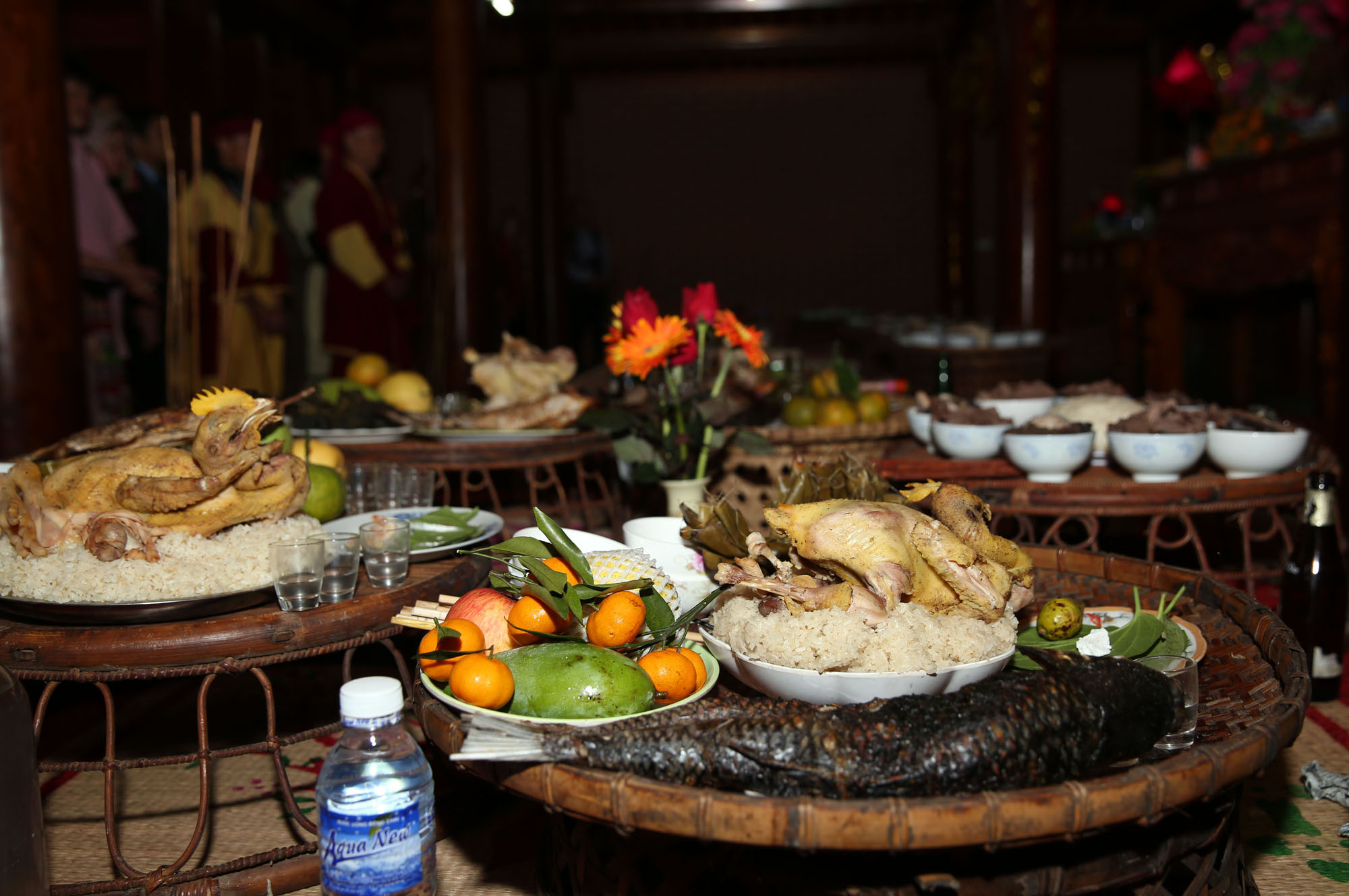 Phần thi ẩm thực Thái tại lễ hội Hang Bua cũng là một trong những chương trình đặc sắc. Tại đây, du khách có thể được thưởng thức những món đặc sản của người Thái như mà không hề phải rút tiền túi của mình. 