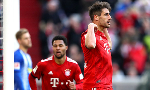 Javi Martinez (phải) trở thành cứu tinh của Bayern trong một ngày đội bóng áo đỏ chơi không đúng sức.