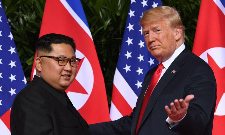 Tổng thống Trump (phải) và Chủ tịch Kim Jong-un tại hội nghị ở Singapore năm ngoái. Ảnh: AFP.