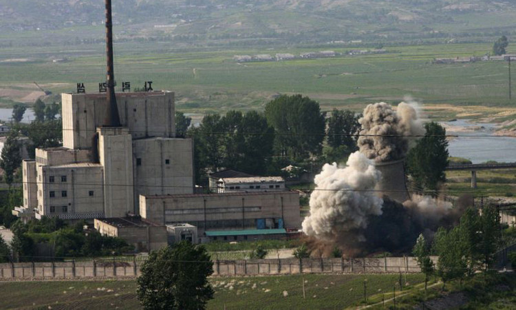 Tháp giải nhiệt tại khu phức hợp hạt nhân Yongbyon, Triều Tiên bị phá hủy hồi tháng 6/2008. Ảnh: AP.