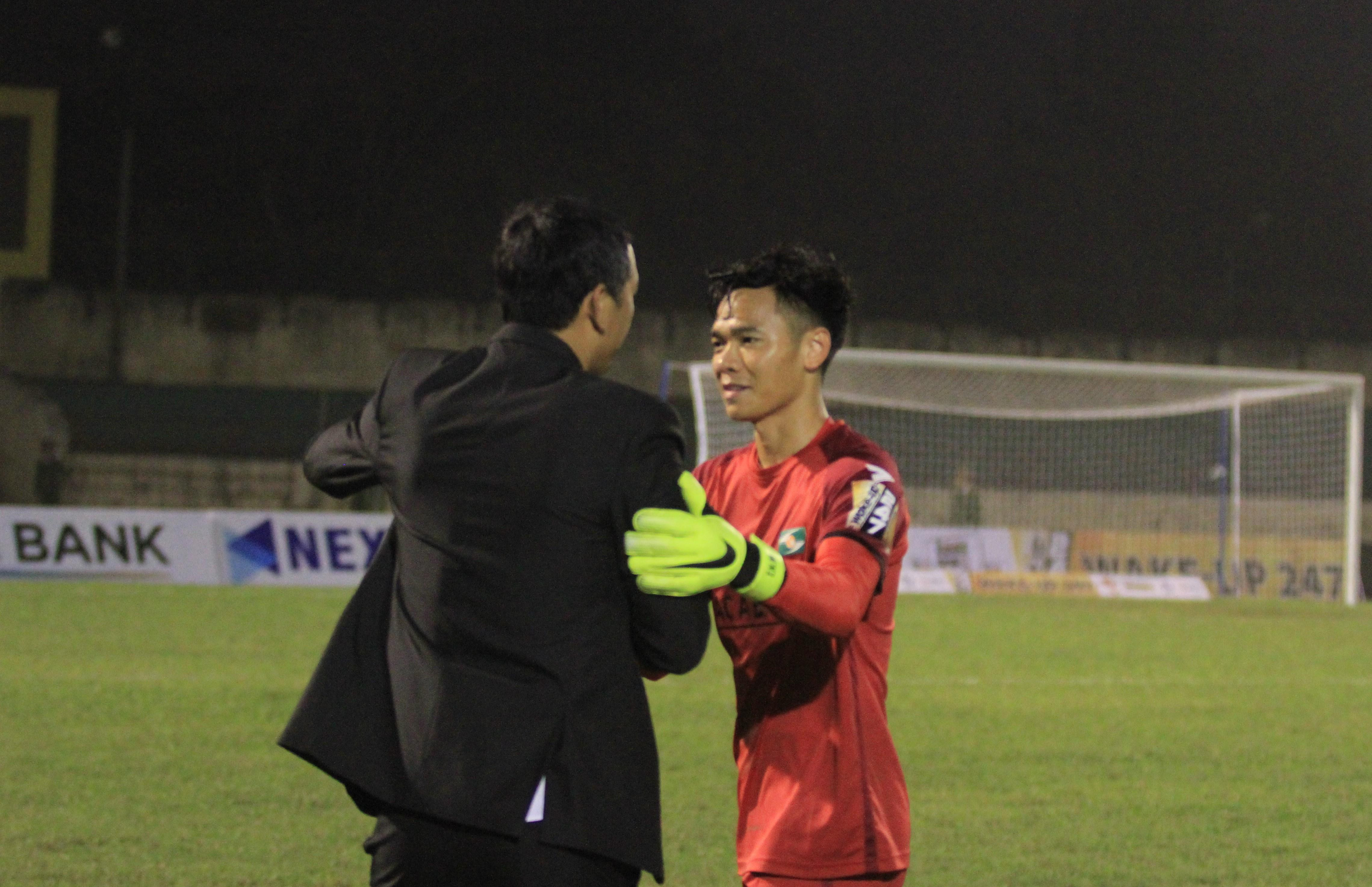 HLV Nguyễn Đức Thắng chia vui với cậu học trò sau trận đấu. Ảnh: Xuân Thủy