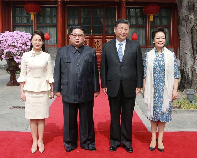 Hồi tháng 3/2018, bà Ri cũng từng tháp tùng Chủ tịch Kim Jong-un đến thăm Bắc Kinh, Trung Quốc. Thời gian này, bà Ri nhận vô số lời khen từ người Trung Quốc về vẻ đẹp dịu dàng và phong cách thời trang tinh tế.