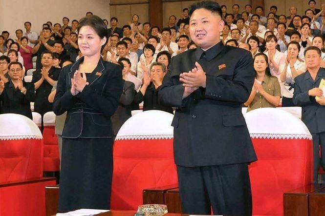 heo CNN, bà Ri xuất hiện lần đầu tiên bên cạnh nhà lãnh đạo Kim Jong Un trong bức ảnh được công bố tháng 7/2012 khi họ xem ban nhạc Moranbong nổi tiếng trình diễn tại thủ đô Bình Nhưỡng. Cũng trong tháng này, truyền thông Triều Tiên cho biết Kim Jong Un và Ri Sol Ju đã kết hôn.