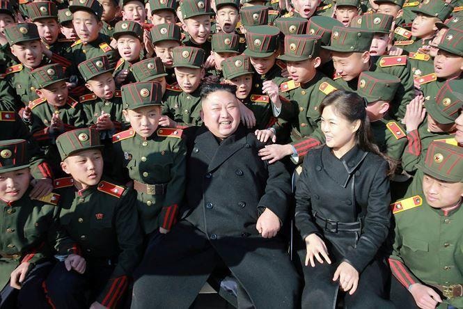 Vợ chồng nhà lãnh đạo Kim Jong Un đã đến thăm trường Cách mạng Mangyongdae tại Bình Nhưỡng vào tháng 3/2017.