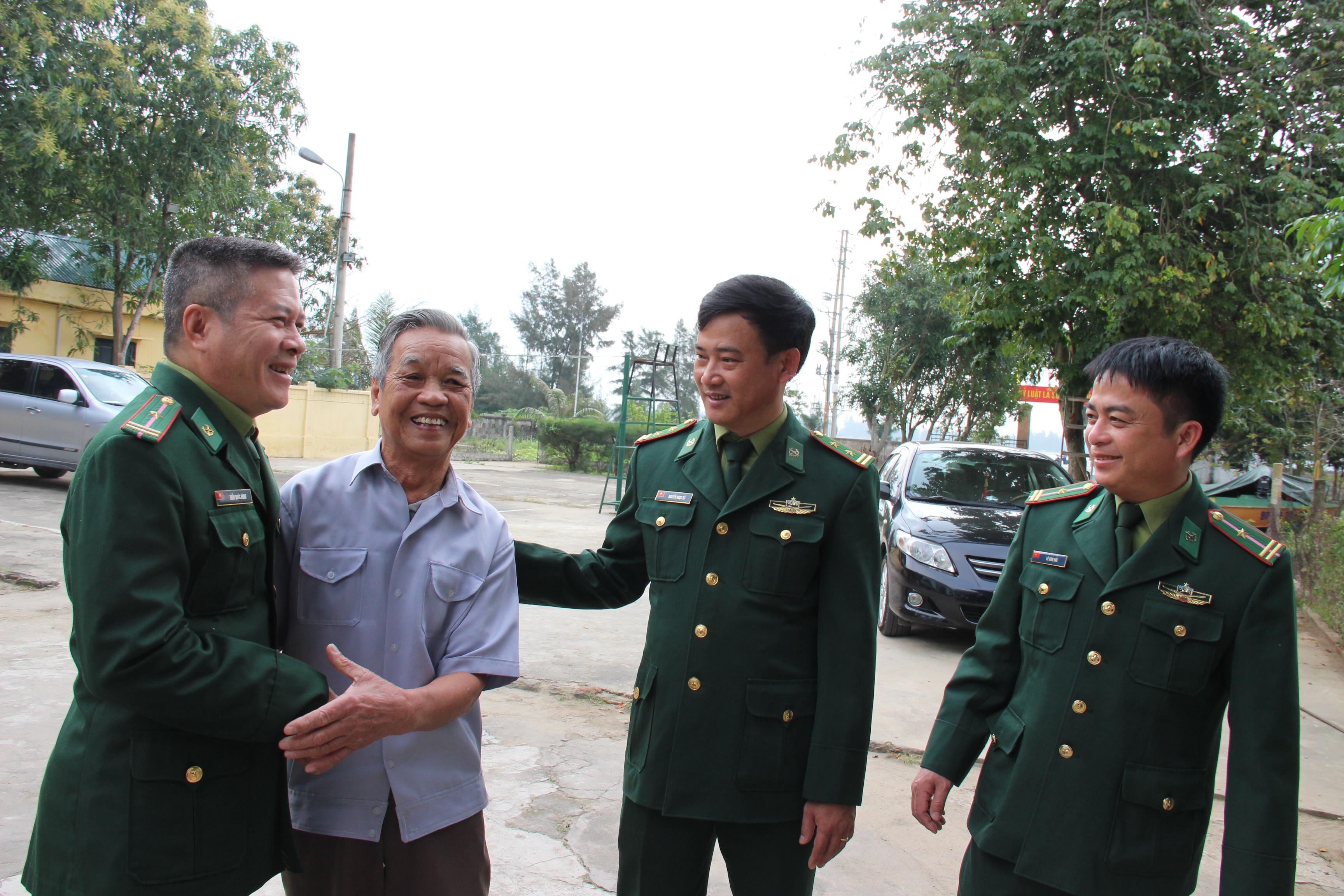 Ông Phạm Ngọc Ánh gặp gỡ, trò chuyện ôn lại truyền thống Anh hùng cùng cán bộ, chiến sỹ Trạm kiểm soát Biên phòng Cửa Hội.